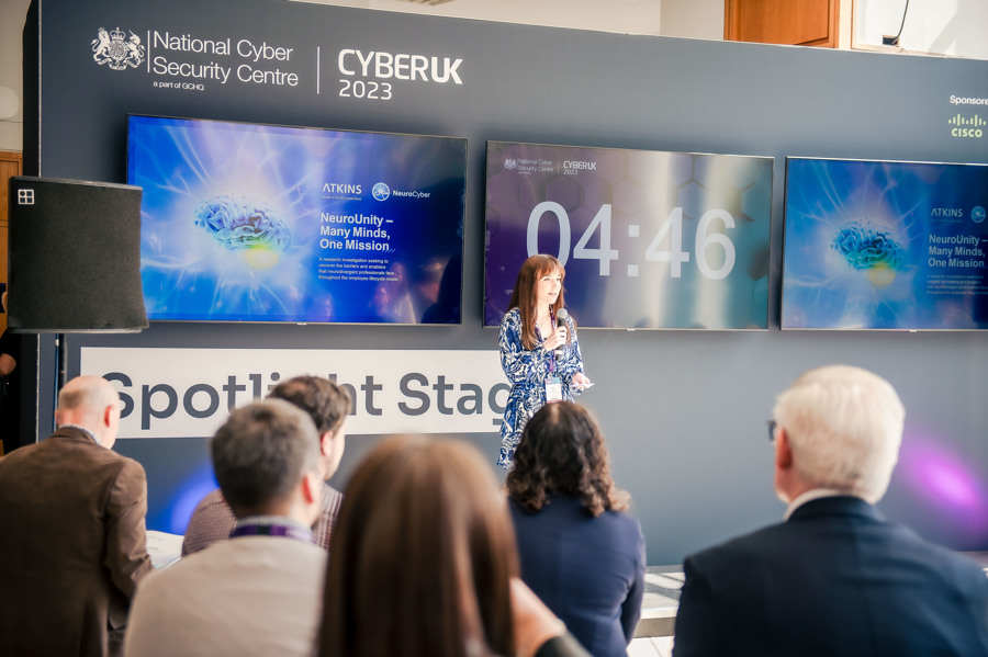 presenter-presentation-cyber-uk