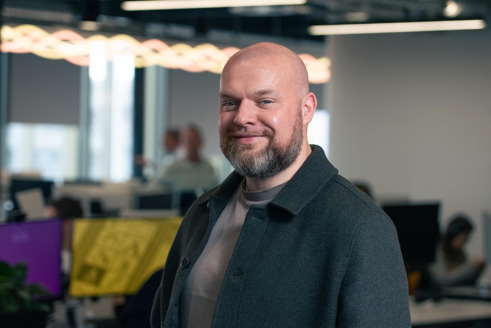 Headshot of Chris Niebel - CEO of The Genius Group